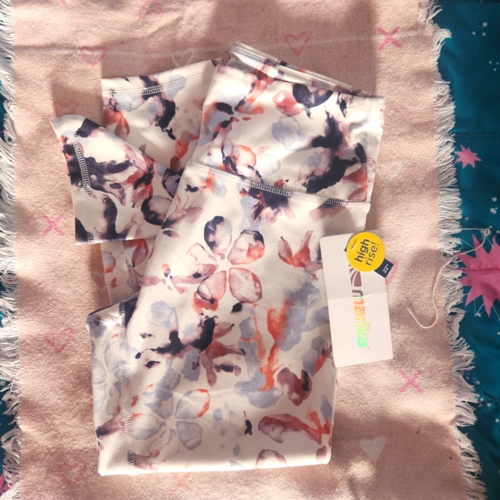 NWT Med. White Print Cropped Active Legging